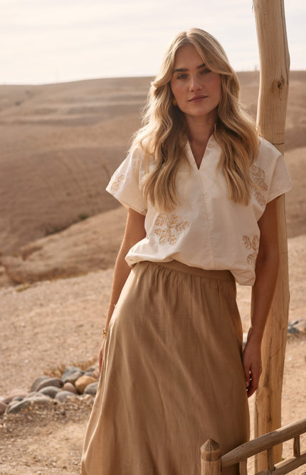 Nukus Top Daniek Embroidery Light Sand NKS01049 Stretchshop.nl