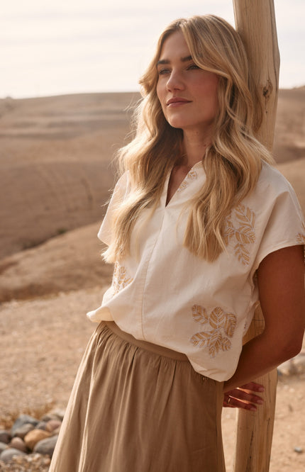 Nukus Top Daniek Embroidery Light Sand NKS01049 Stretchshop.nl