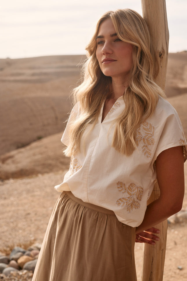 Nukus Top Daniek Embroidery Light Sand NKS01049 Stretchshop.nl