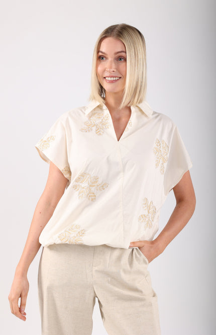 Nukus Top Daniek Embroidery Light Sand NKS01049 Stretchshop.nl