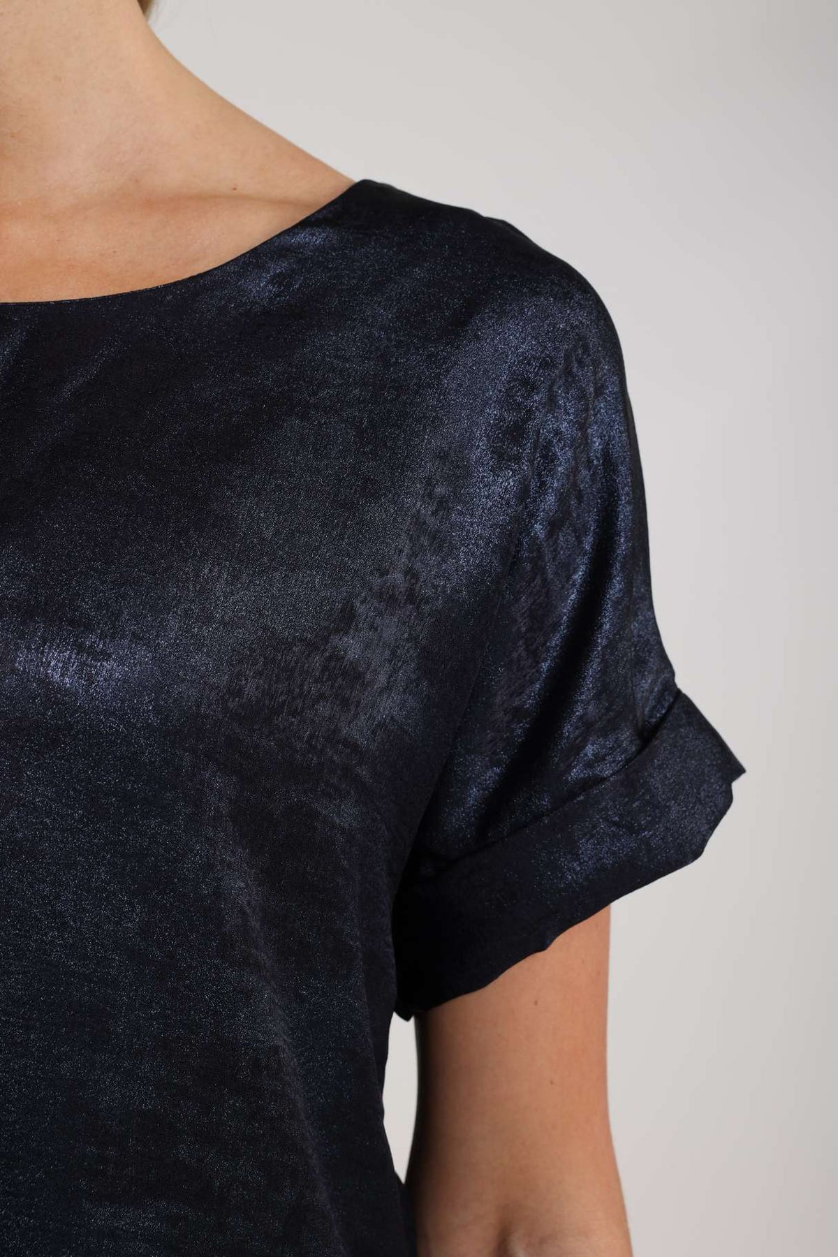 Navy top Irene van Nukus met korte mouwen en ronde hals, gedragen door een model, zichtbaar in de afbeelding.