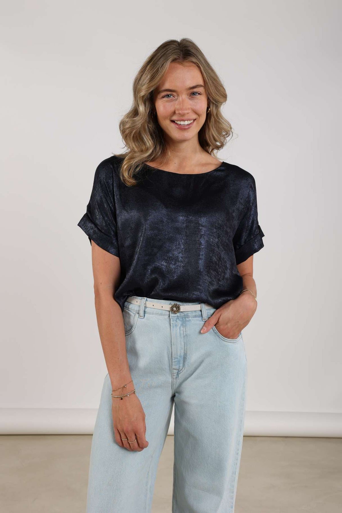 Navy blauw top Irene van Nukus met ronde hals en korte mouwen, gedragen door een model.