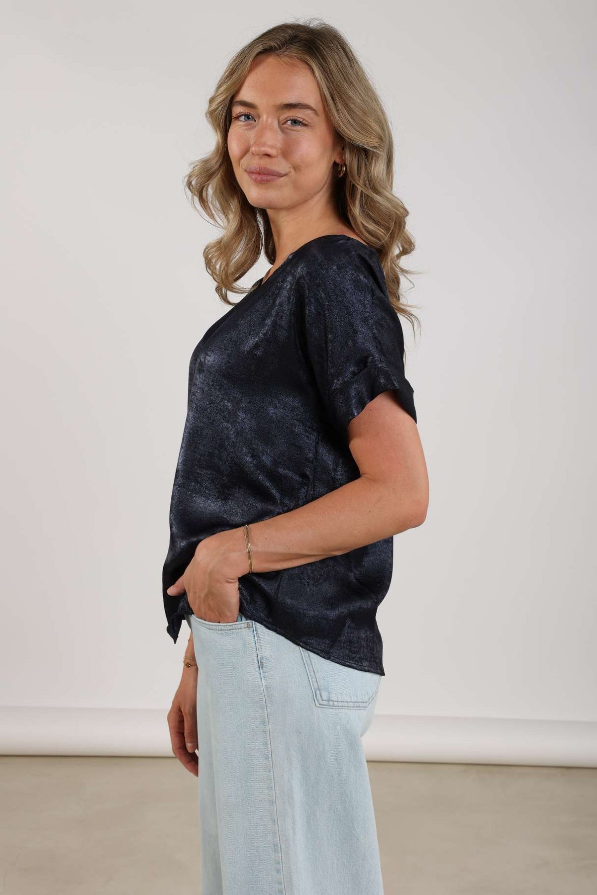 Navy top Irene van Nukus met ronde hals en korte mouwen, gedragen door een model, op een witte achtergrond.