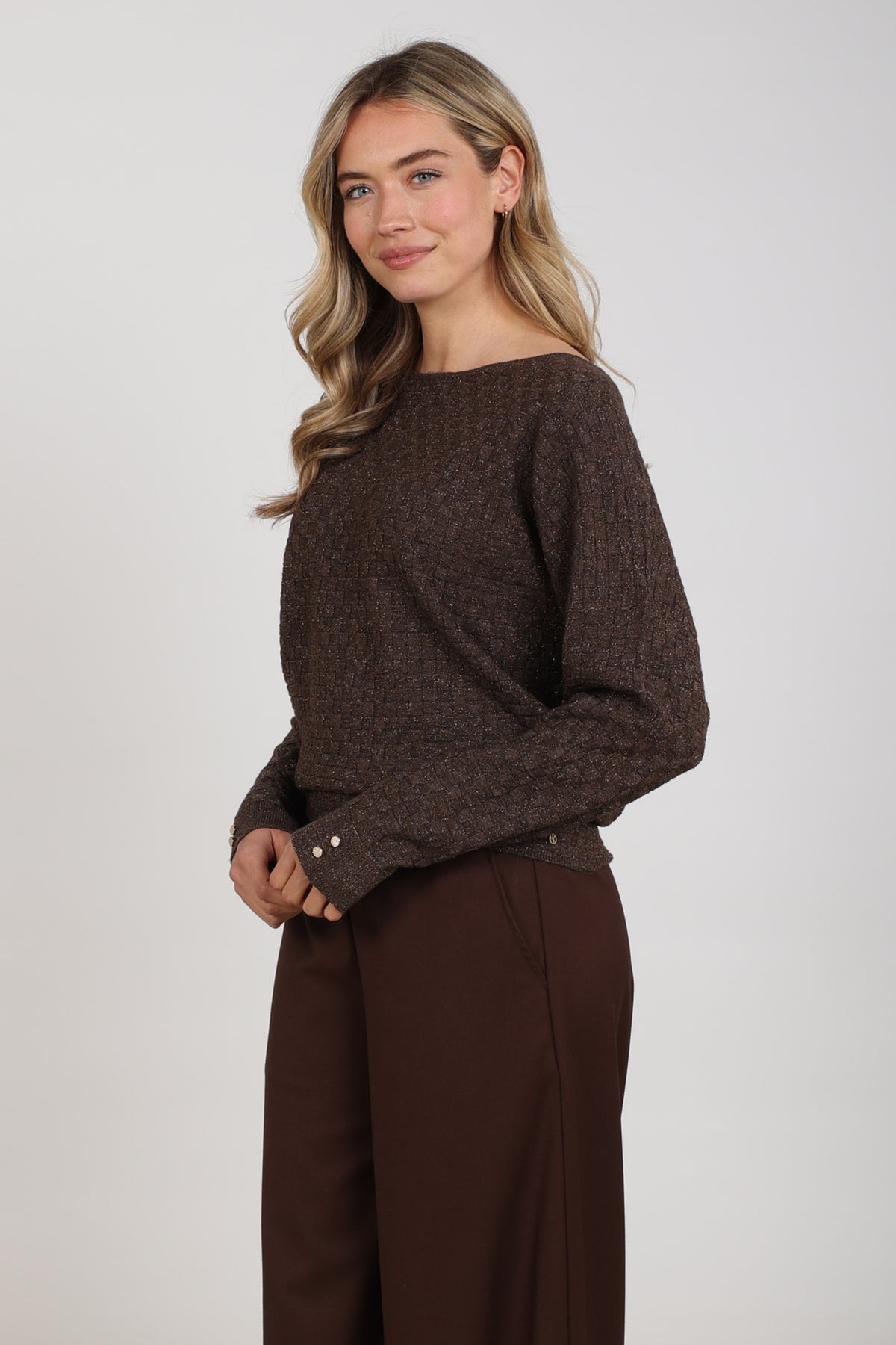 Luxe Kento Top van Nukus met lurex in chocoladekleur, zachte stof en stijlvolle look, perfect voor elegante gelegenheden.