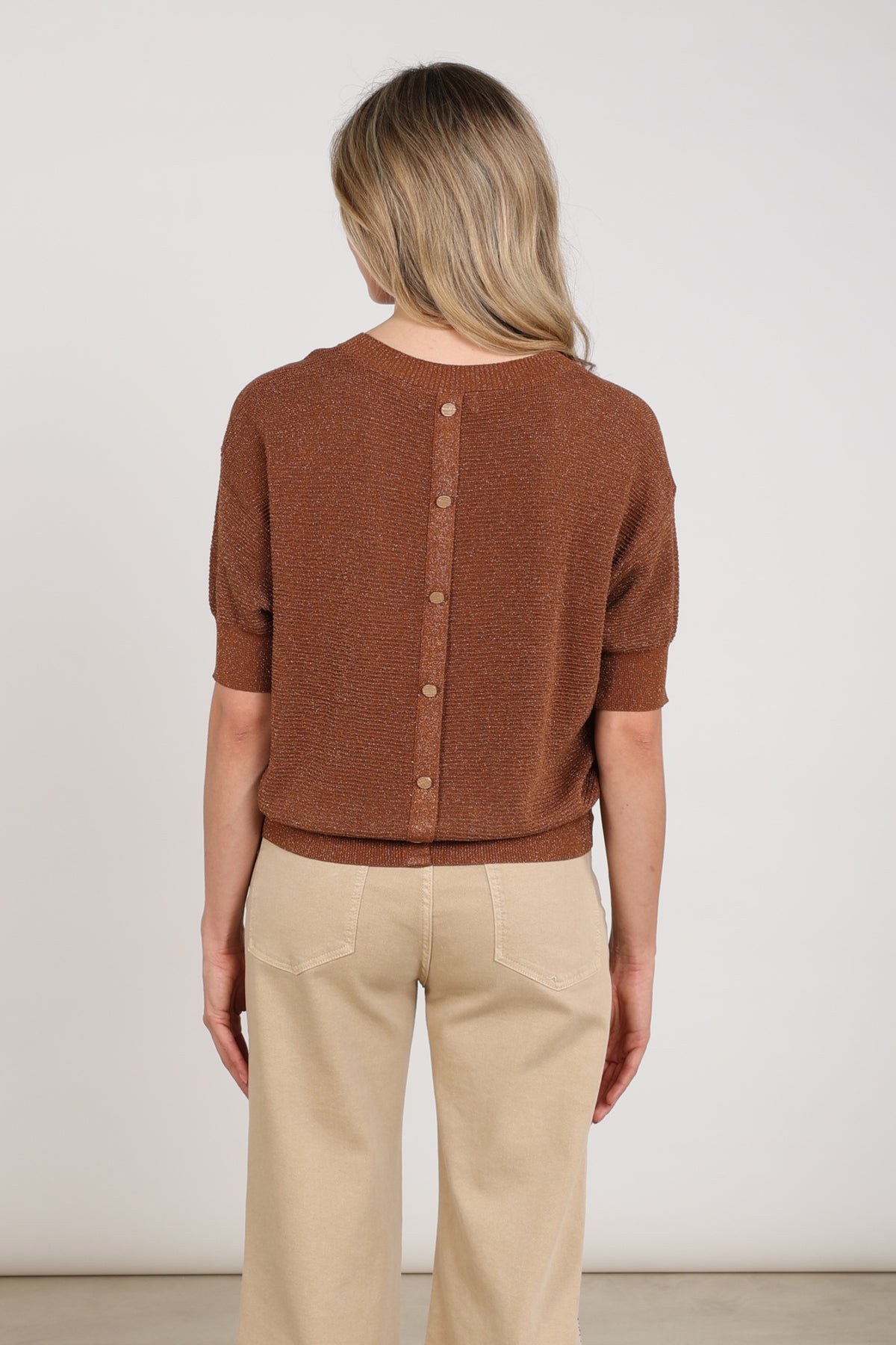 Lurex top Kinty in espresso kleur van Nukus, glanzende stof en modieus ontwerp, zichtbaar op de afbeelding.