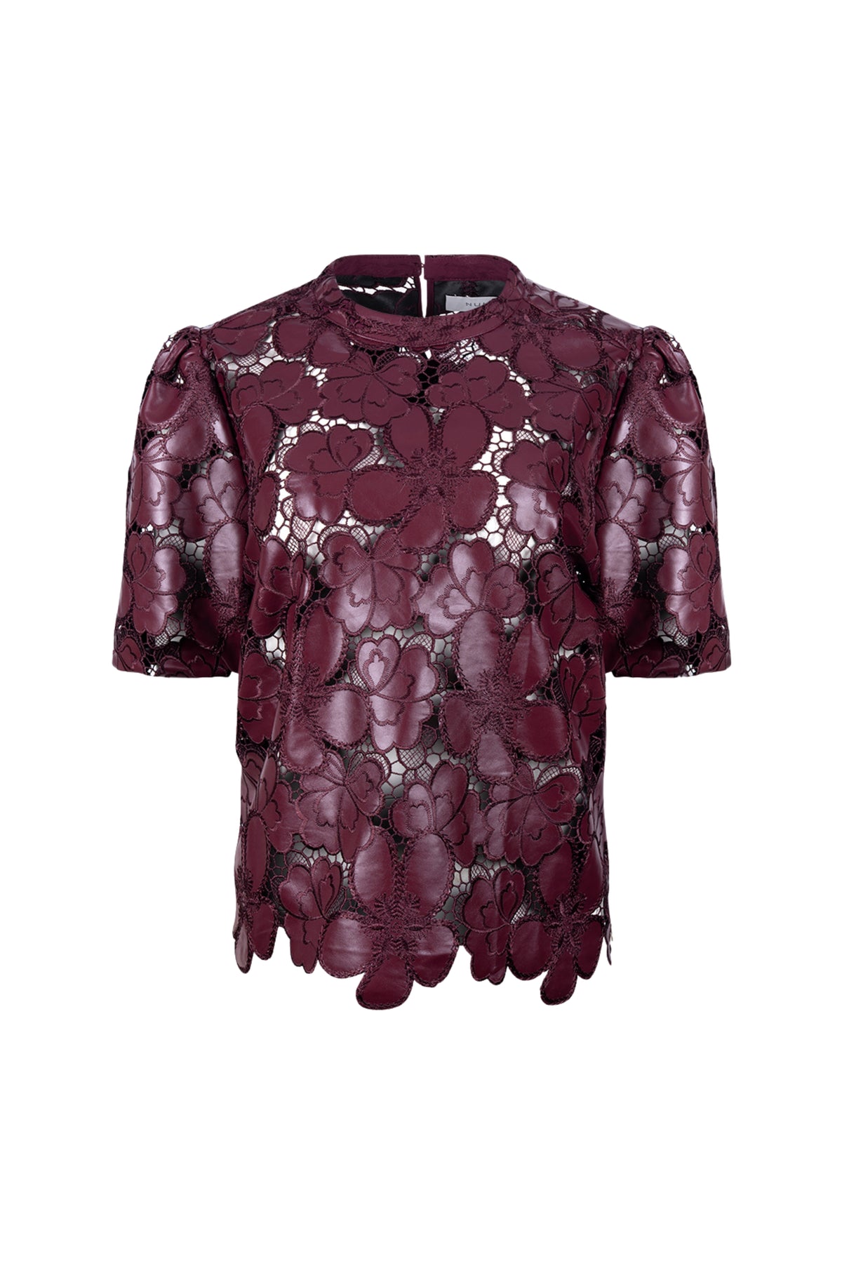 Nukus top Nicole Flower PU Cherry NKF01066, kleurrijk bloemenpatroon en modieus ontwerp, gedragen door een model.