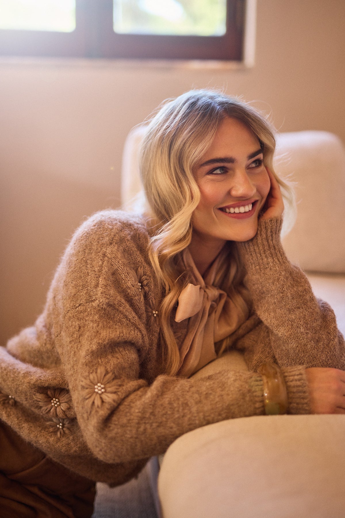Taupe Nukus Trui Konstanza Flower met bloemenpatroon, warme en comfortabele knitwear voor dames.