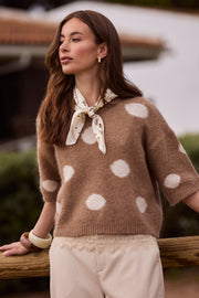 Taupe Nukus Trui Lara Dots met lange mouwen en ronde hals, zachte brei voor dames, close-up van het gedessineerde patroon
