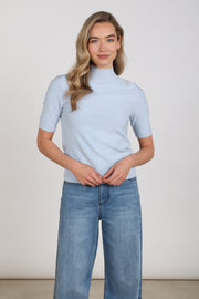 Lichte blauwe trui Linsy Sky van Nukus met ronde hals en comfortabel materiaal, gedragen door een model.