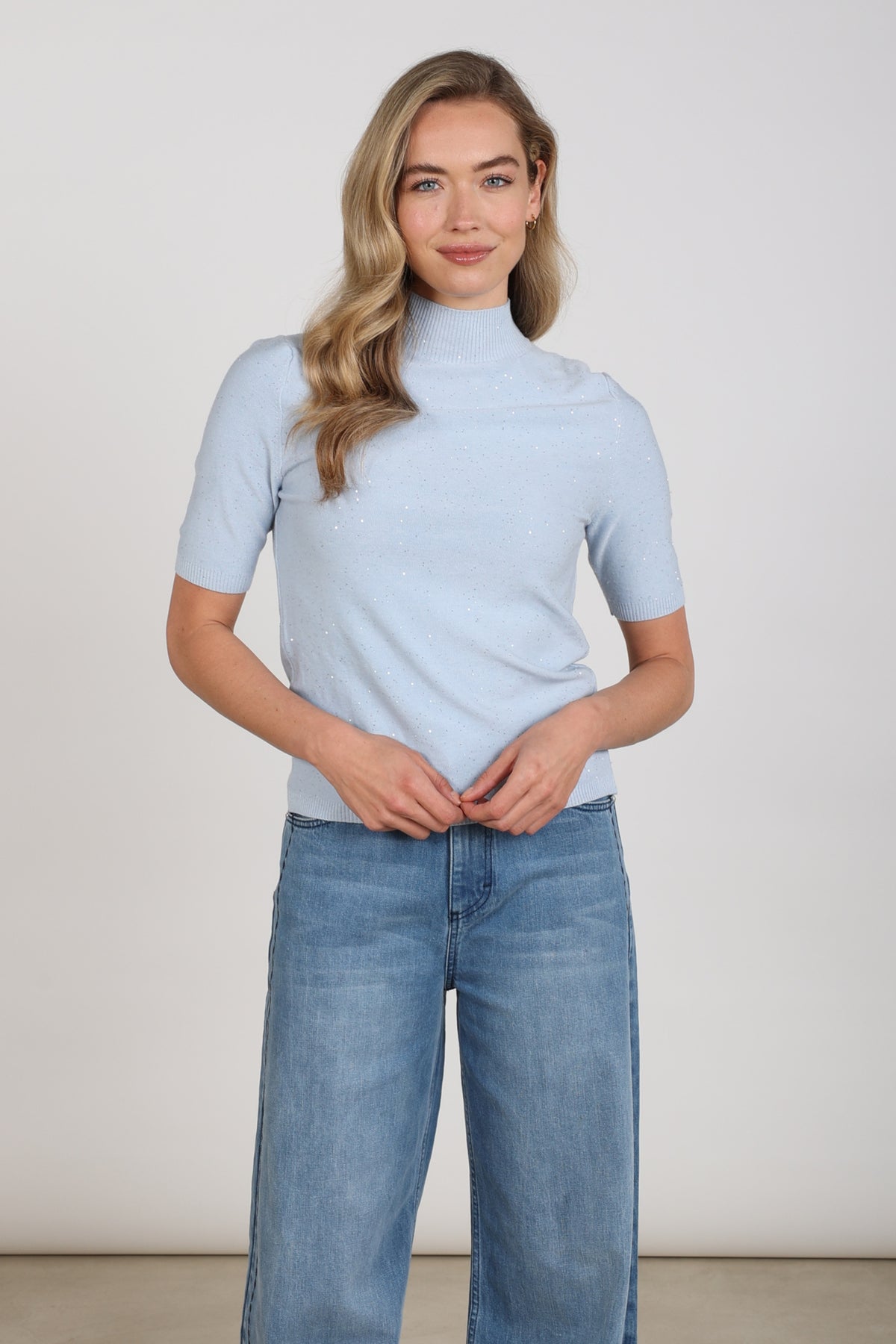 Lichte blauwe trui Linsy Sky van Nukus met ronde hals en comfortabel materiaal, gedragen door een model.