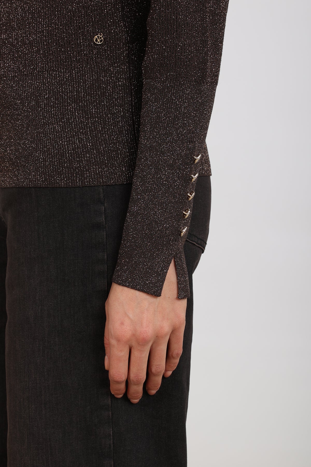 Donkere chocoladekleurige Nukus Sylvia Lurex trui met glanzende lurex details, gedragen door een model.