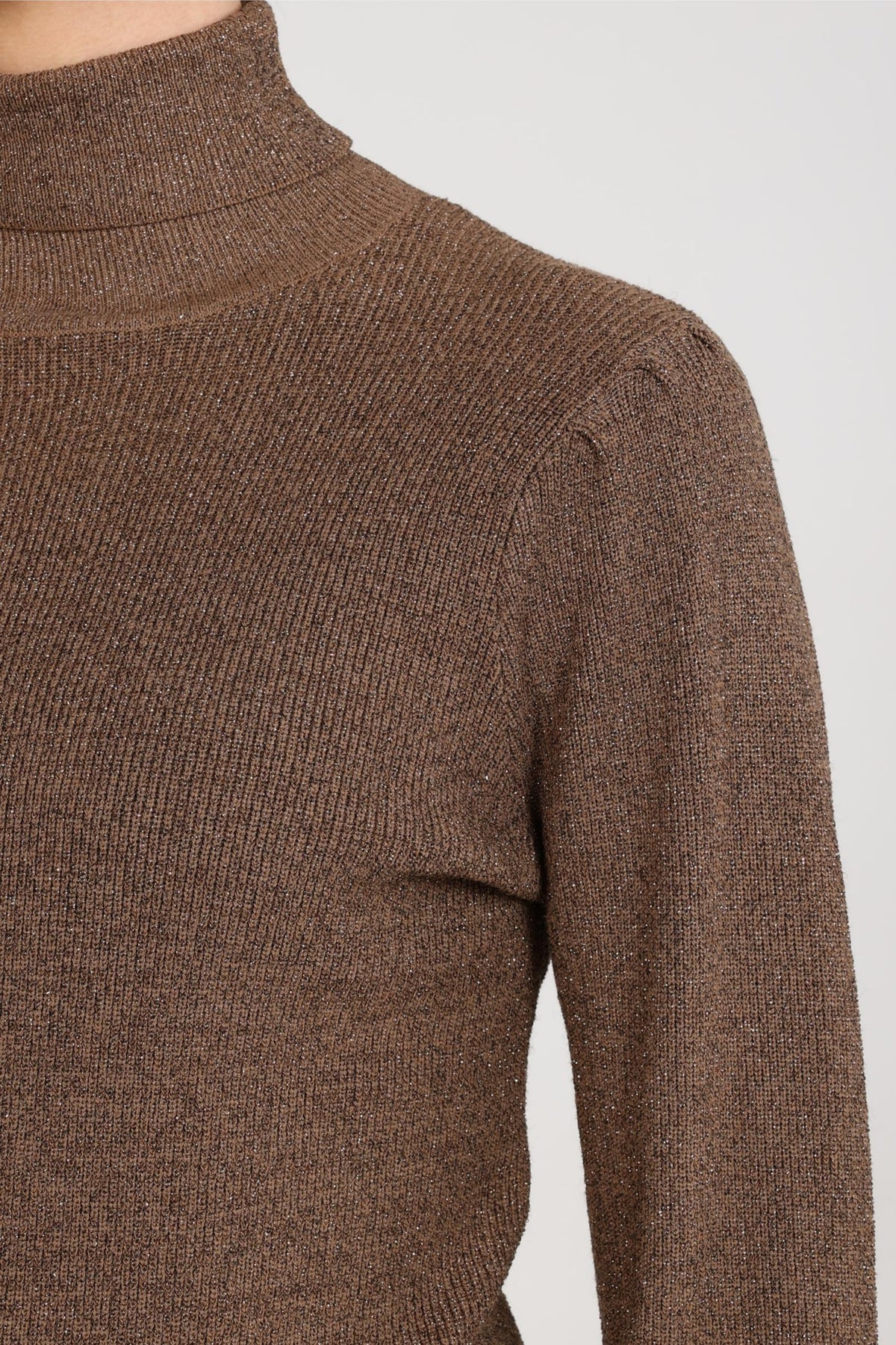 Taupe Nukus Sylvia Lurex trui met glanzende details, zachte stof en comfortabele pasvorm, zichtbaar in de afbeelding.