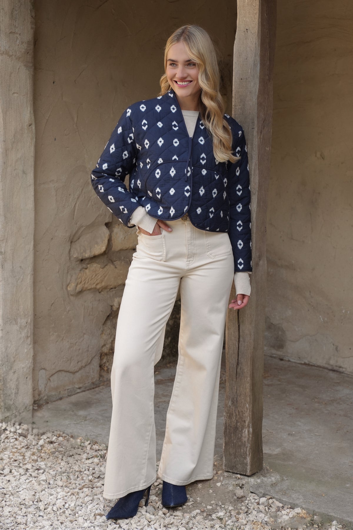 Nukus Jolie Navy vest voor dames, blauw met zachte stof en knoopsluiting, passend bij casual en stijlvolle outfits.