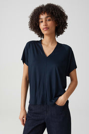 Zwartblauwe Opus Sanebie T-shirt met ronde hals en korte mouwen, gedragen door een persoon op een witte achtergrond