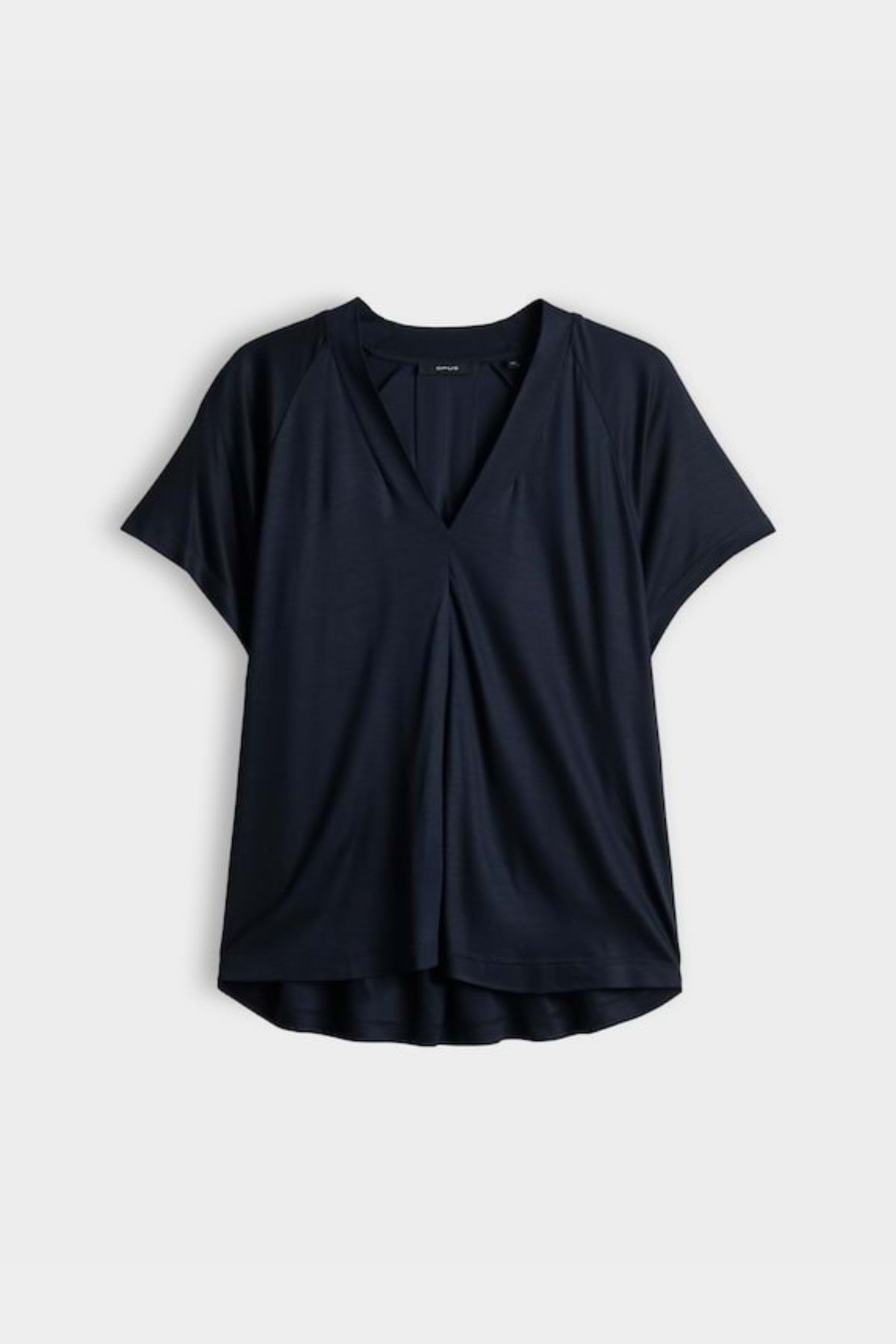 Zwartblauwe T-shirt Sanebie van Opus met ronde hals en korte mouwen, gedragen door een model.