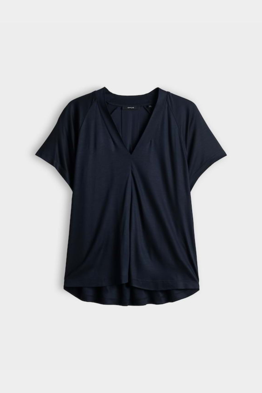 Zwartblauwe T-shirt Sanebie van Opus met ronde hals en korte mouwen, gedragen door een model.