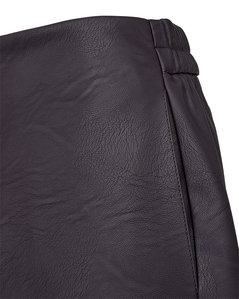 Donkere rok Fqharley Nightshade van Freequent met gedetailleerd patroon, volle lengte en stijlvolle pasvorm.