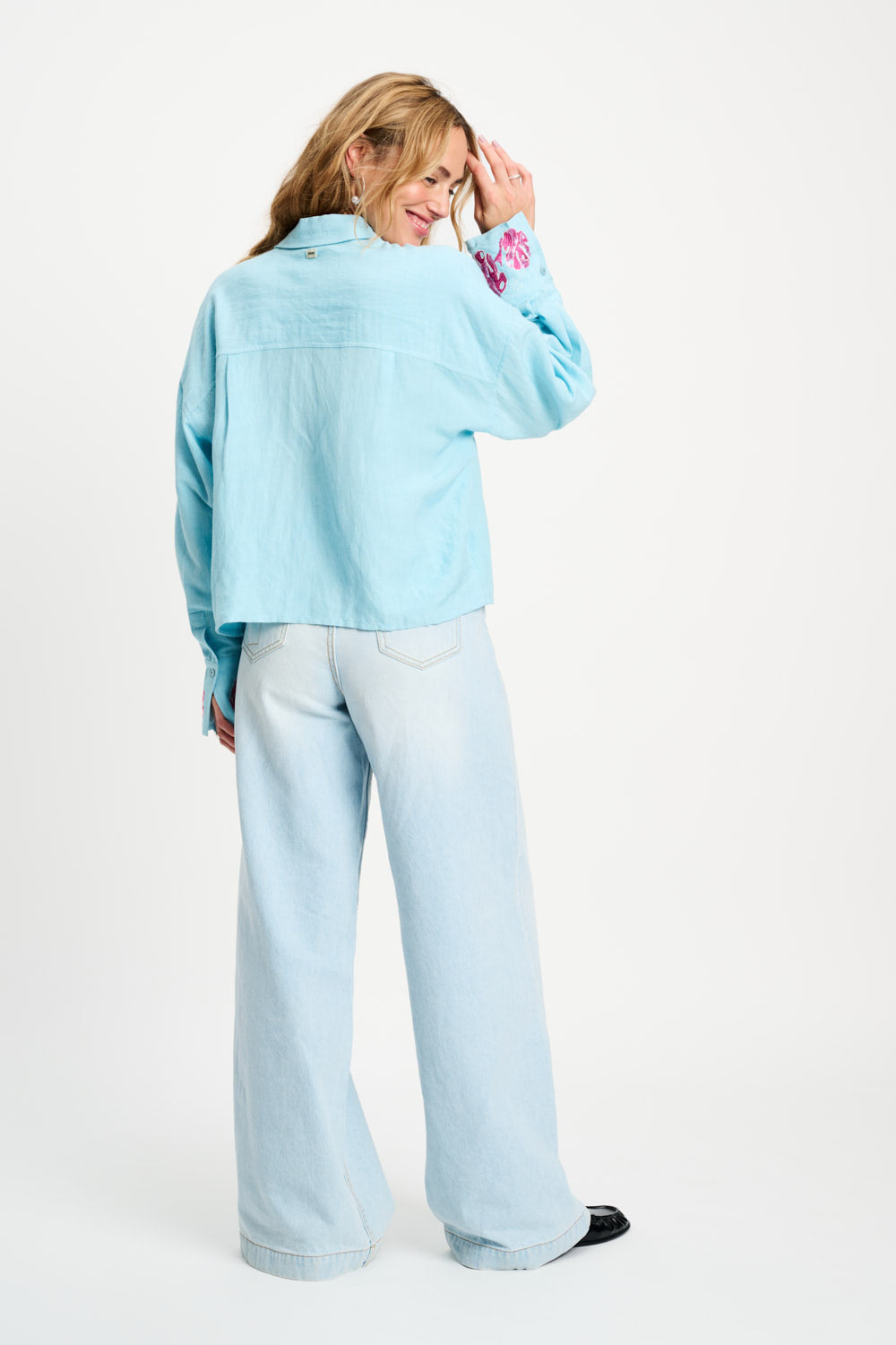 Blouse van POM Amsterdam met blauwe pailletten en bloemenprint, Urban Flora Blue SP9499, gedragen door een model.
