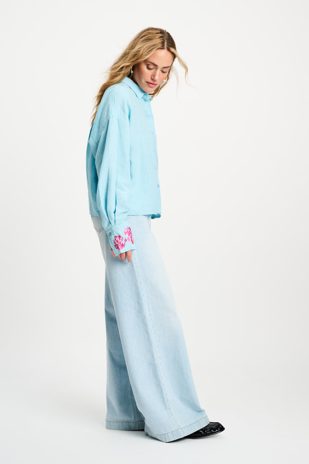 Blouse van POM Amsterdam met blauwe sequins en bloemenprint, Urban Flora design, modieus en opvallend in heldere kleuren