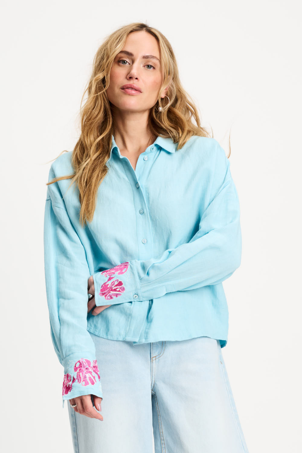 Blouse van POM Amsterdam met blauwe pailletten en bloemprint, model Urban Flora, voor een elegante uitstraling.