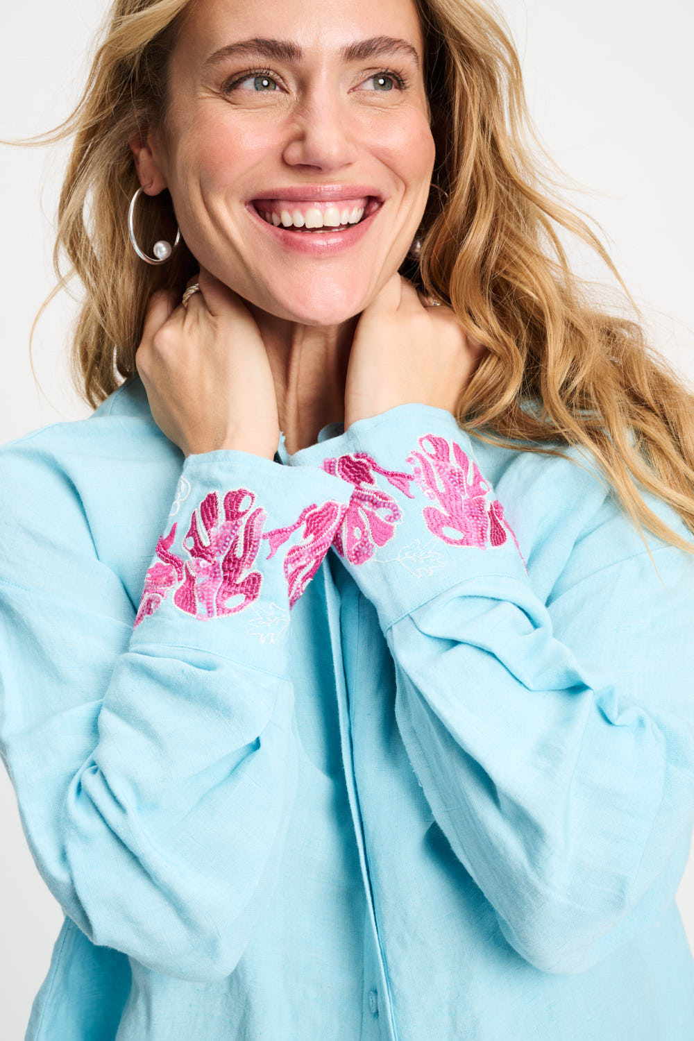 Blouse van POM Amsterdam met blauwe sequin-details uit de Urban Flora collectie, kleurrijk en elegant design.