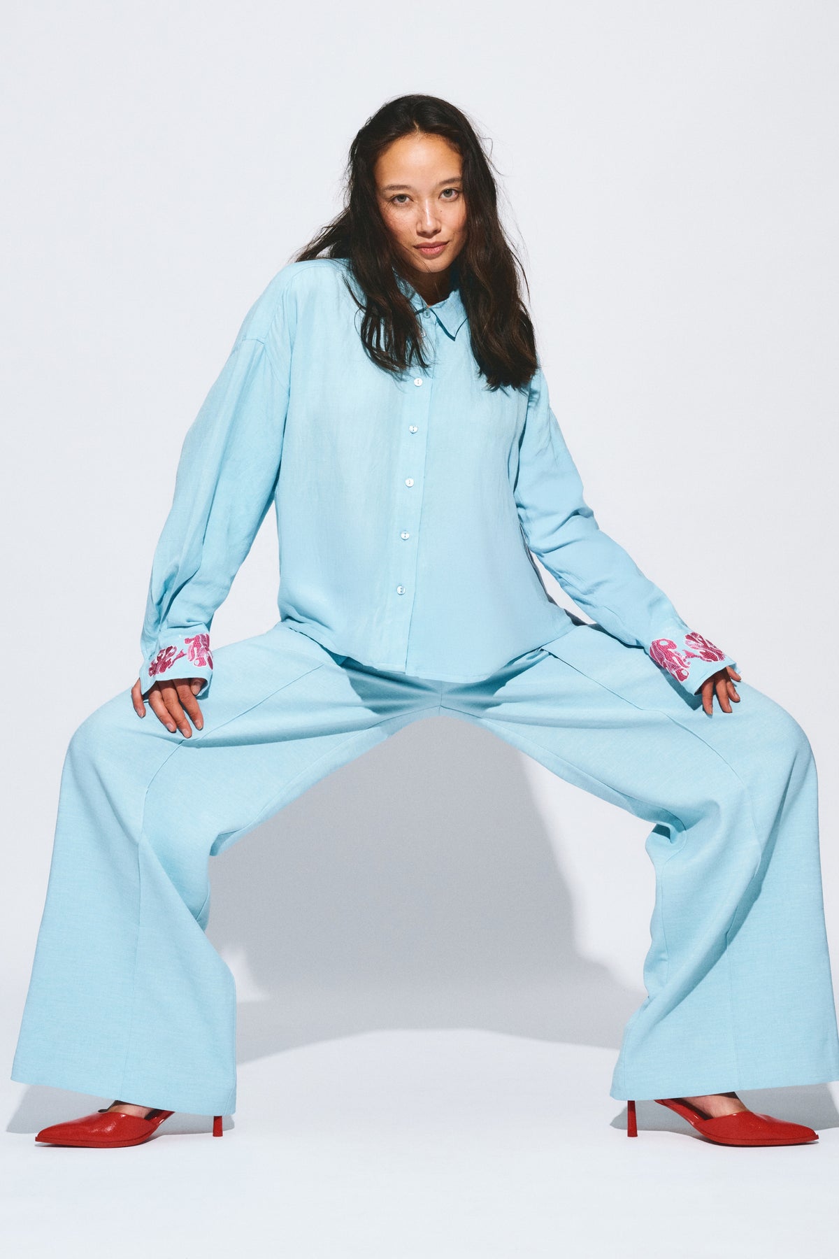 Blouse van POM Amsterdam met blauwe sequin details en bloemenprint uit de Urban Flora collectie.