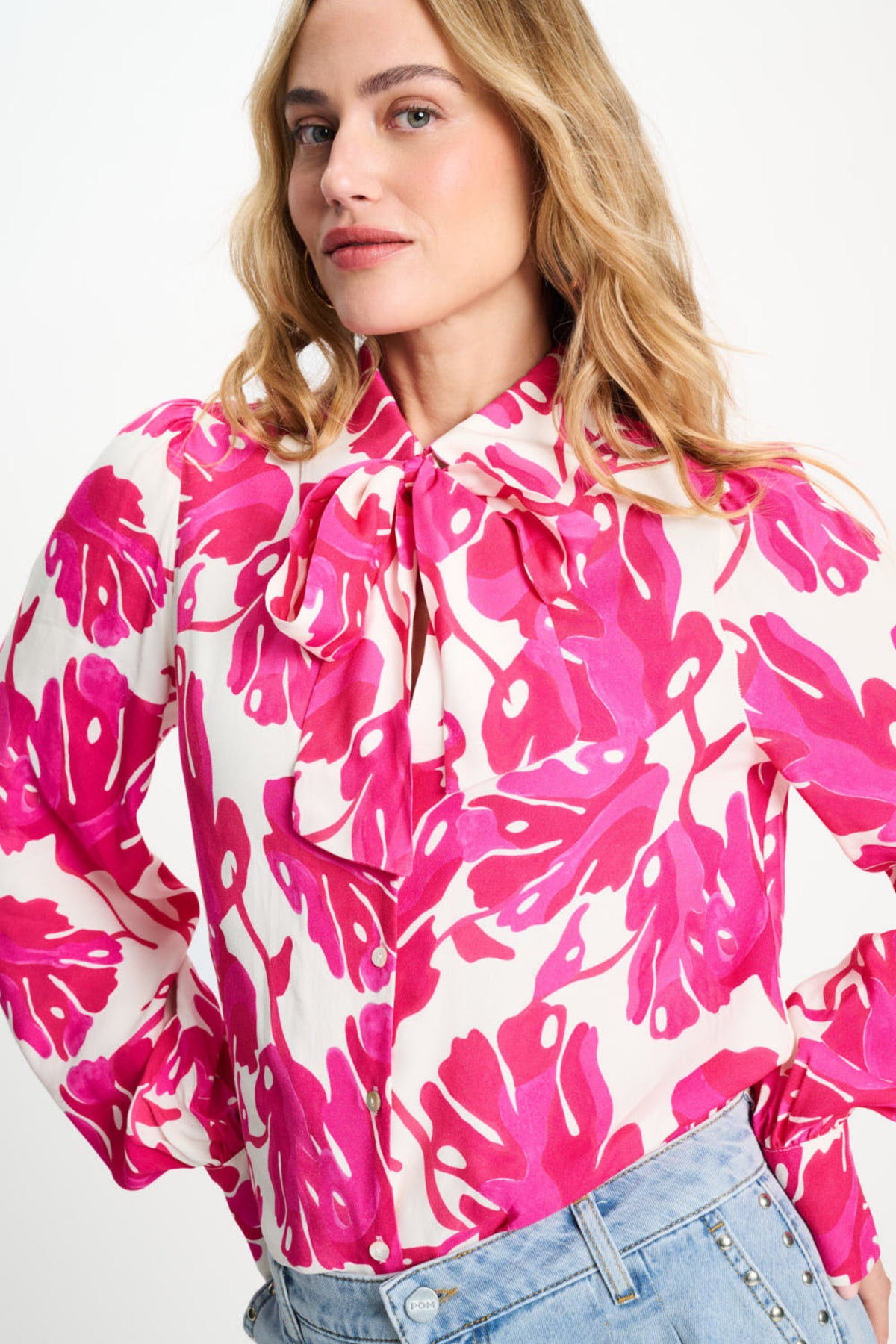 POM Amsterdam blouse Urban Flora in wit met kleurrijke bloemenprint, korte mouwen en losvallende pasvorm.