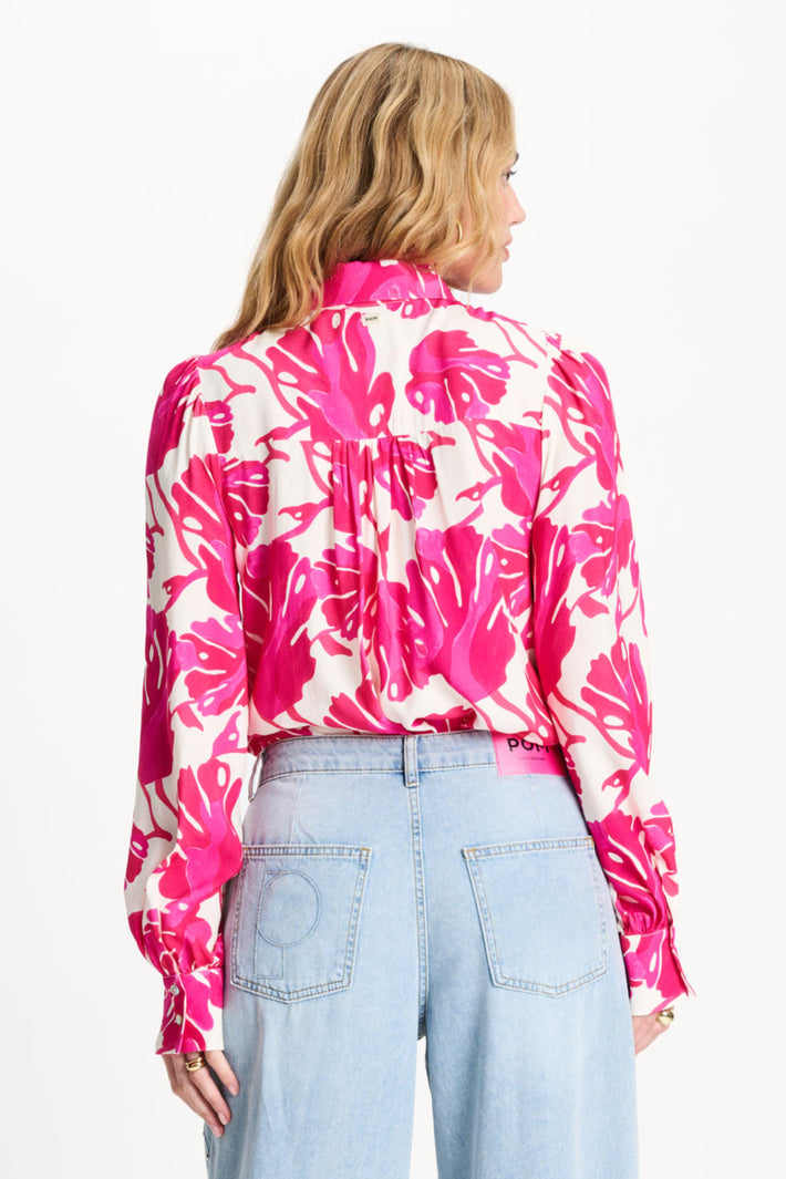 Witte multicolore blouse van POM Amsterdam uit de Urban Flora collectie, met bloemenprint en losse pasvorm.