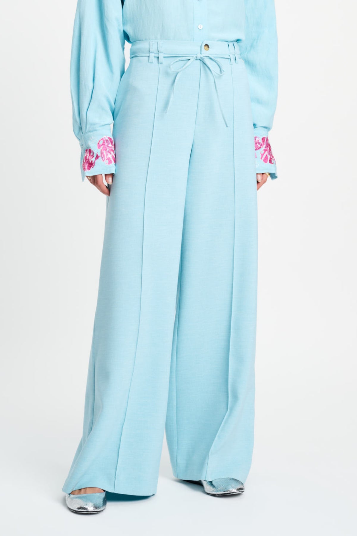 POM Amsterdam Jess Blue Mist broek met hoge taille en wijde pijpen, lichtblauwe kleur, comfortabel en stijlvol voor dames.