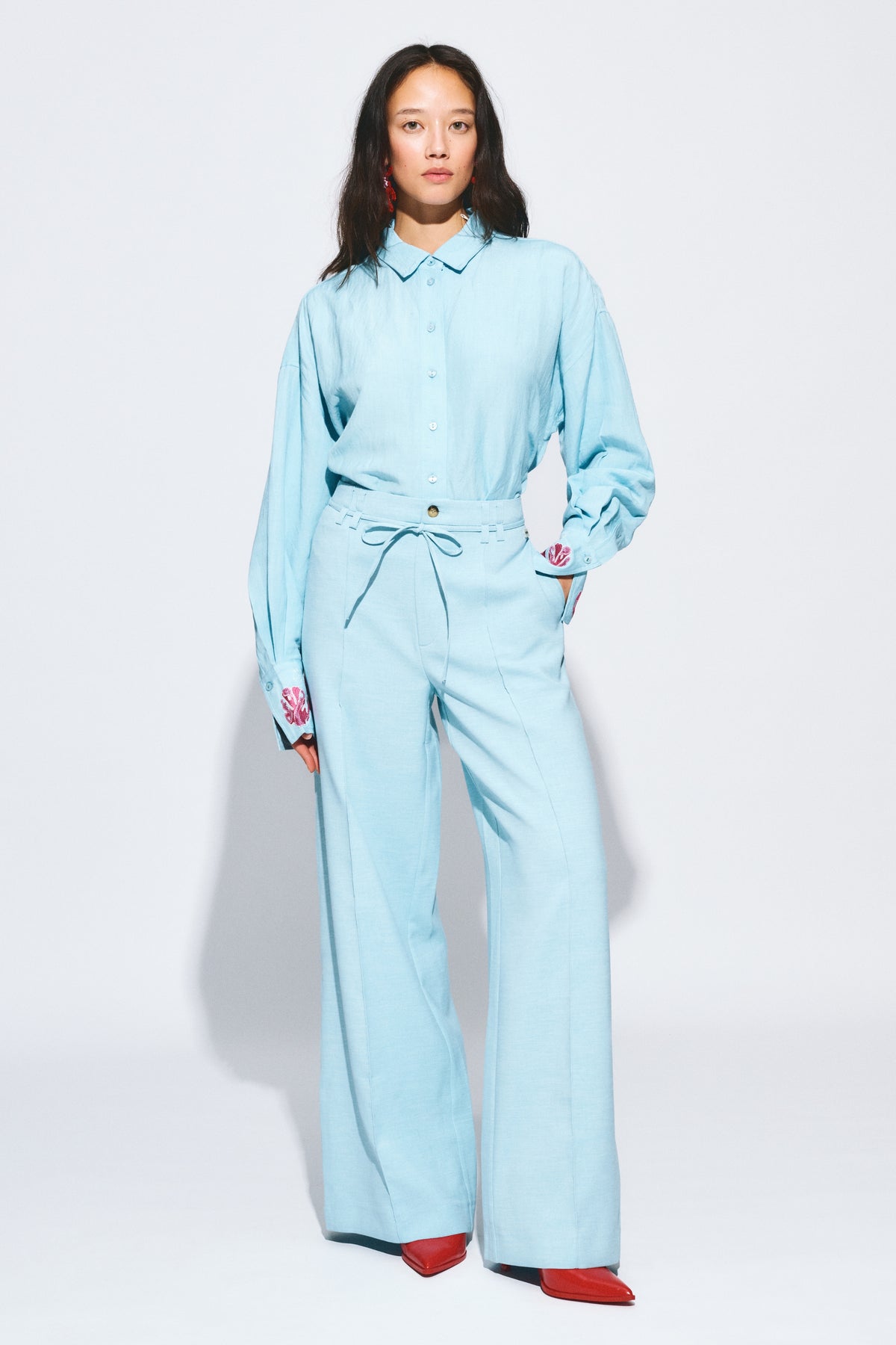 POM Amsterdam Jess Blue Mist broek, trendy damesbroek met een blauwe en mistkleurige print, comfortabele pasvorm.