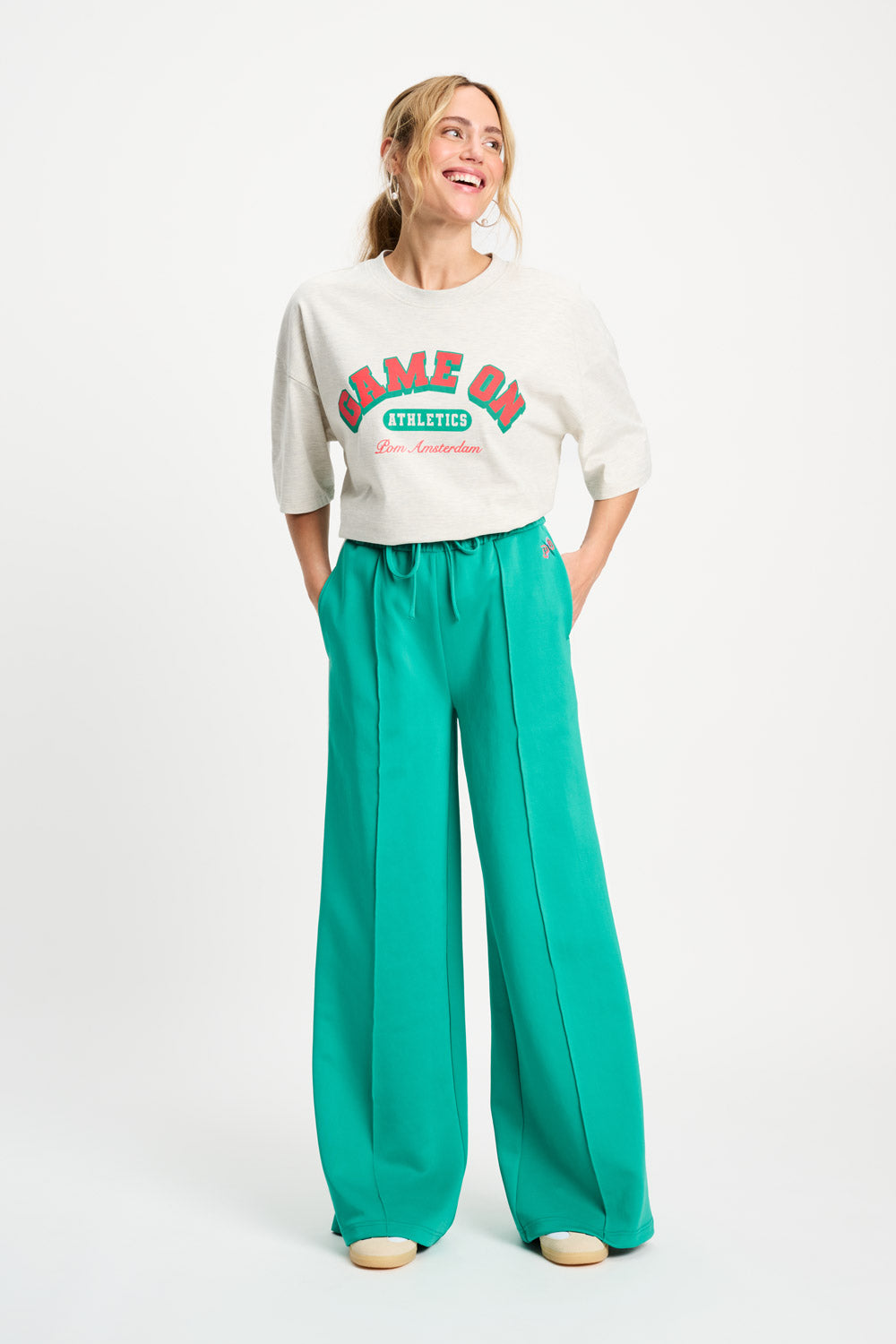 Groene Stripe Wander broek van POM Amsterdam, comfortabele damesbroek met opvallende strepen, perfect voor casual draagstijl.