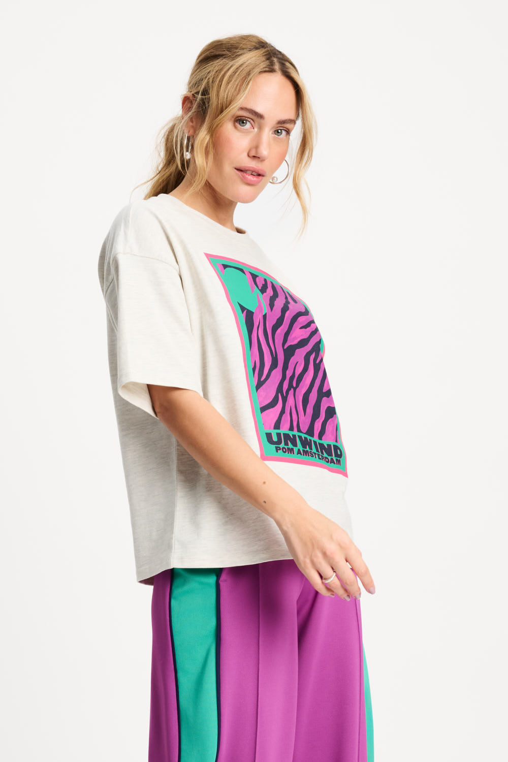 Grijze POM Amsterdam T-shirt met dierenprint, casual top voor dames, zachte stoffen en comfortabel draagcomfort.