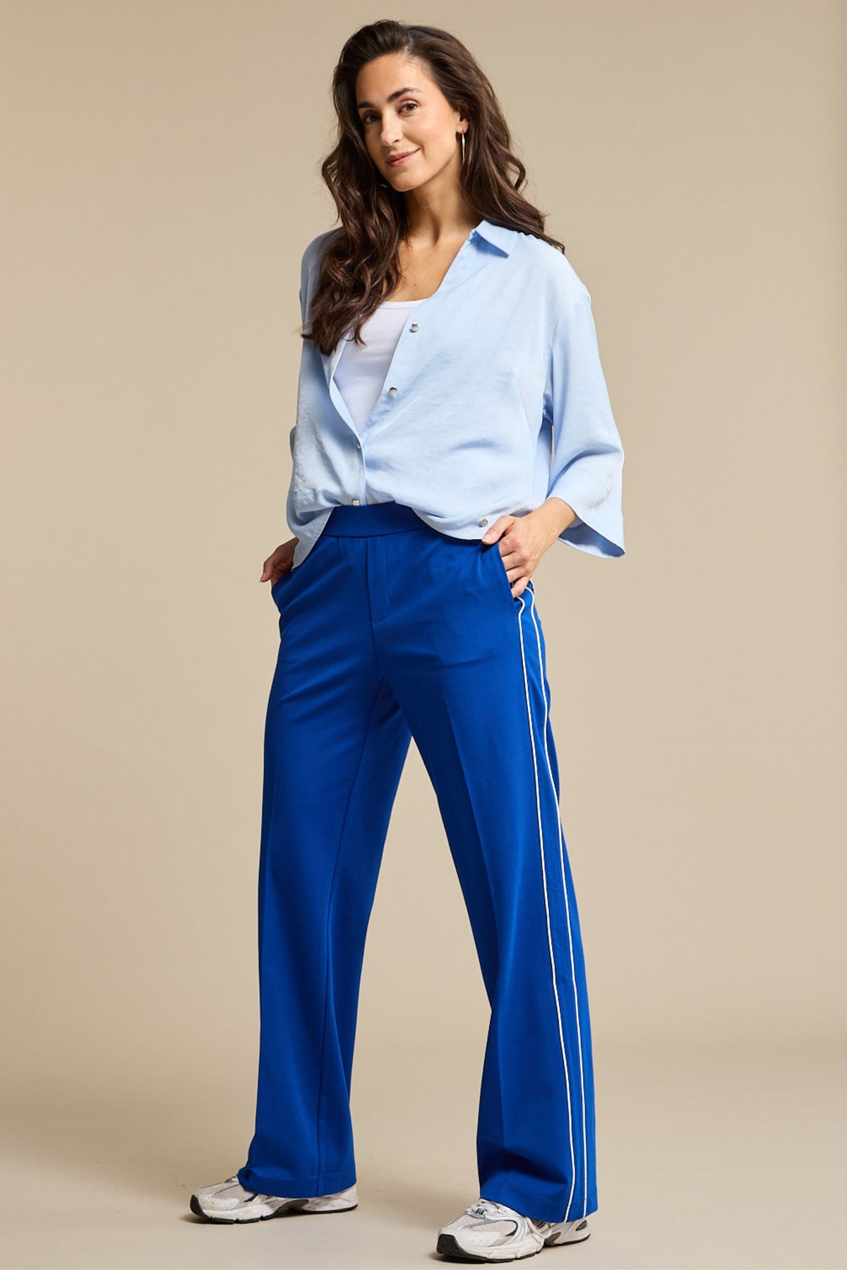 Lichte blauwe Colette Punta Piping broek van Red Button, nauwsluitend model met stijlvolle details en comfortabele pasvorm.