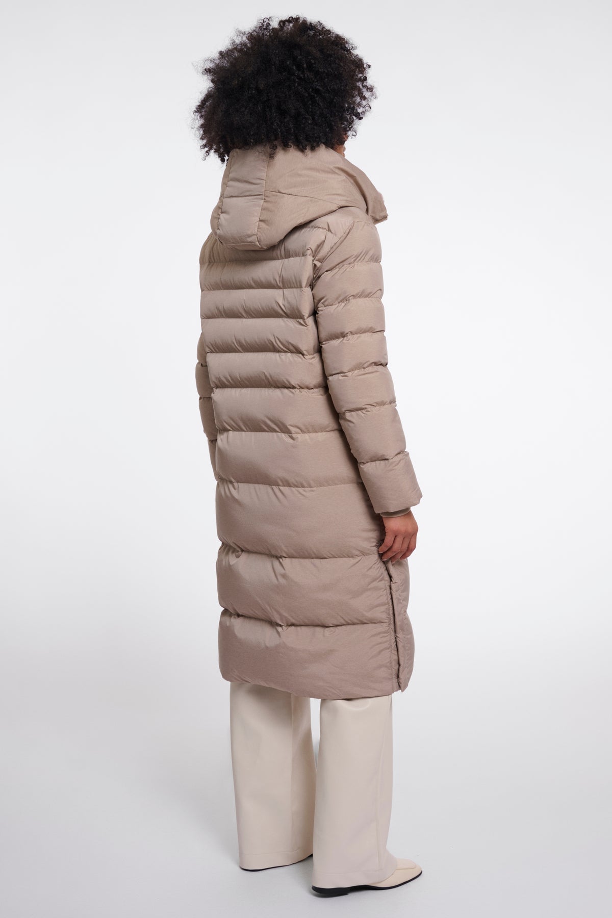 Donkerbruine Rino & Pelle Hudson jas in mocha latte kleur met warm gevoerde capuchon en knopen, voor dames.