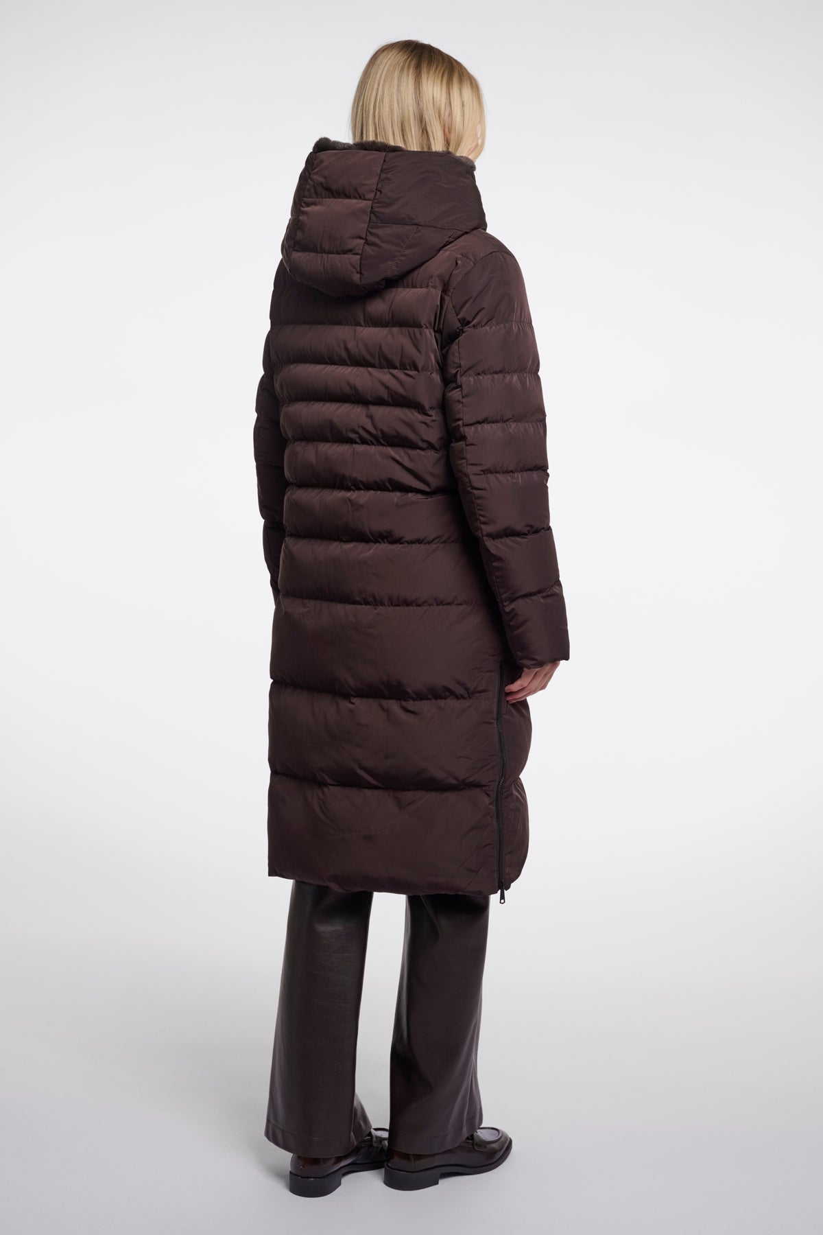 Donkerbruine Keilafur Peated jas van Rino & Pelle met kraag en knopen, gedragen door een model.