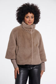 Lichte Rino & Pelle Nesrin jas in mocha latte kleur met capuchon en ritssluiting, geschikt voor herfst en winter.