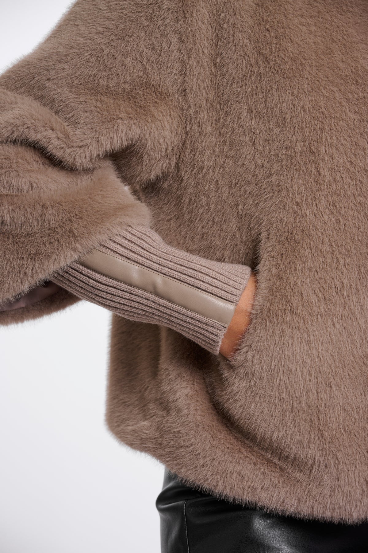 Rino & Pelle Jas Nesrin Mocha Latte, gewatteerd jack met capuchon en ritssluiting, modieus en comfortabel voor dames.