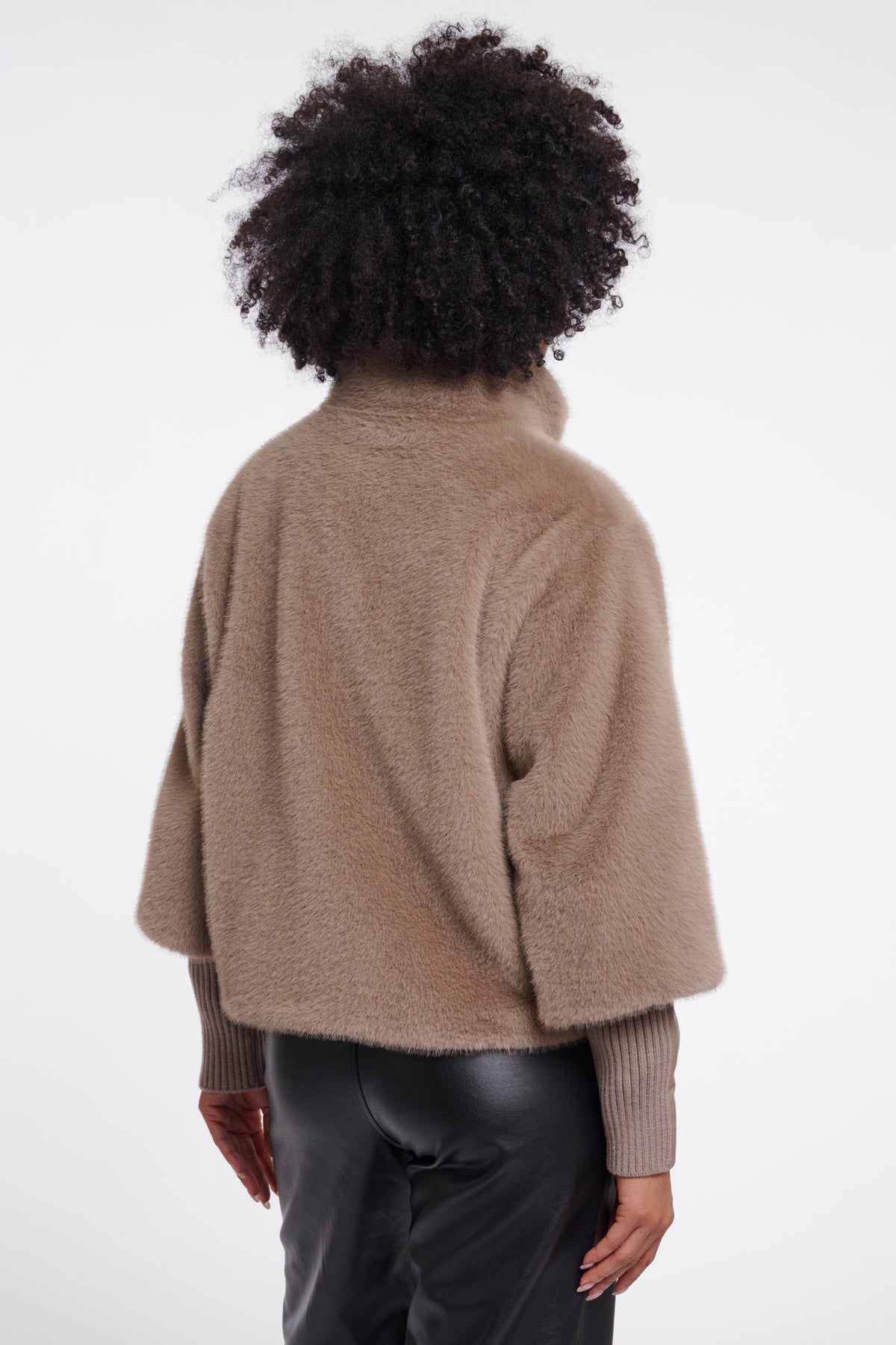 Rino & Pelle Nesrin jas in mocha latte kleur, gewatteerd en warm, met capuchon en rits, geschikt voor winterse dagen.