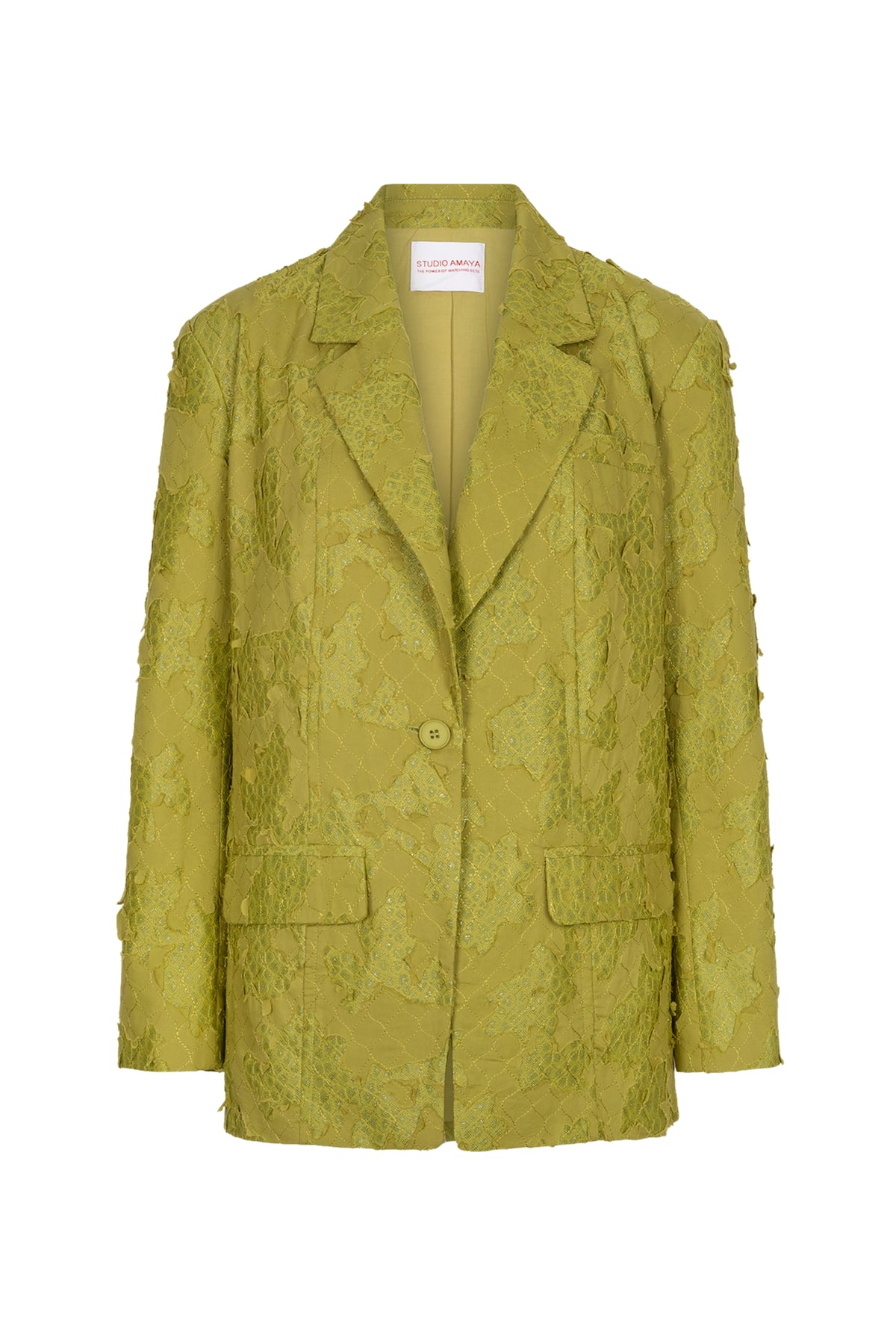 Groene blazer van Studio Amaya, model Mio, met knopen en stijlvolle pasvorm, gedragen door een model op de foto