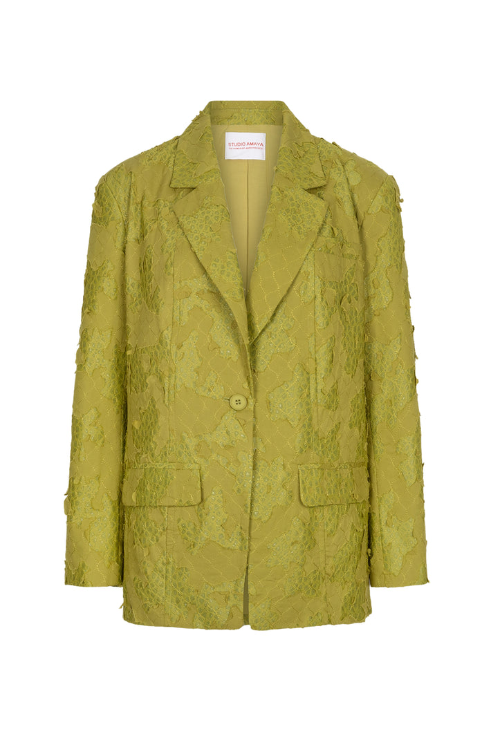 Groene blazer van Studio Amaya, model Mio, met knopen en stijlvolle pasvorm, gedragen door een model op de foto