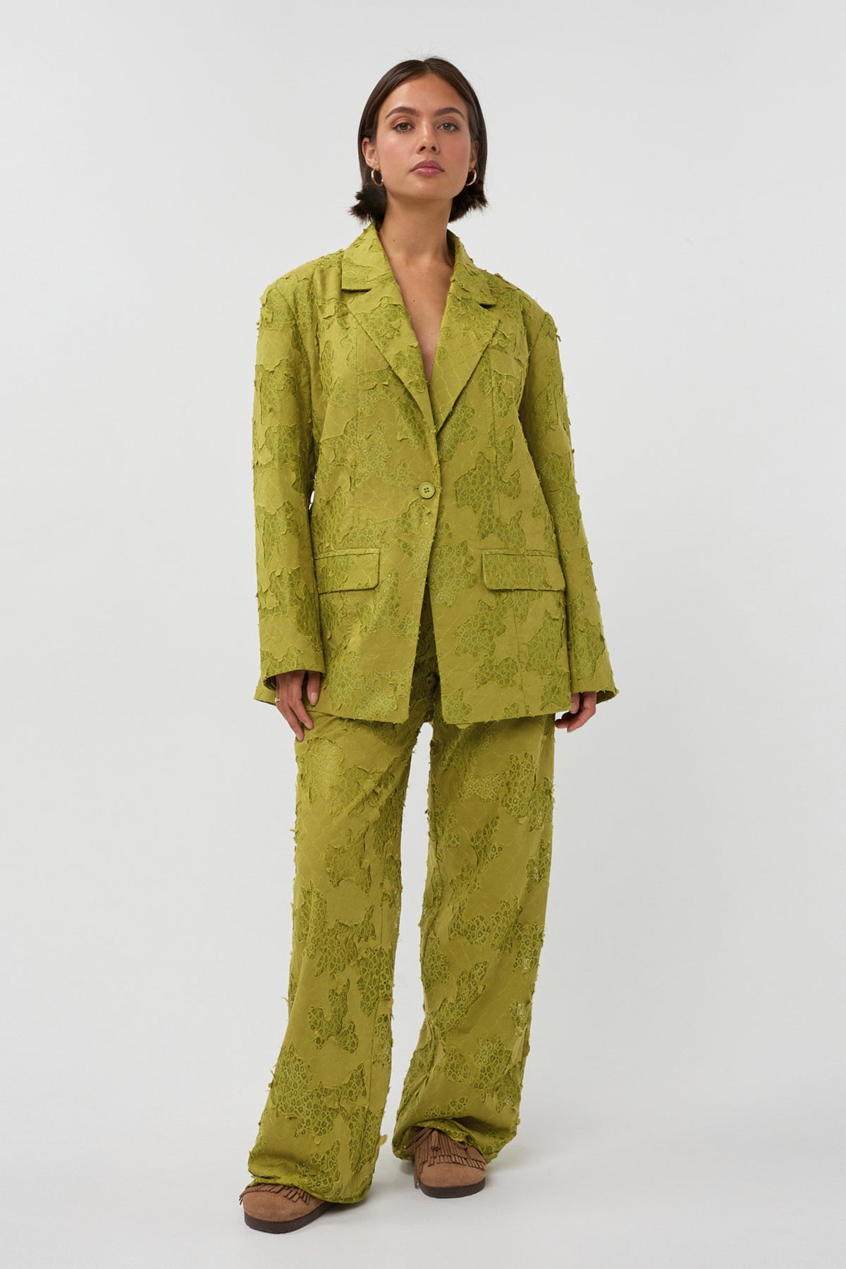 Groene blazer Mio van Studio Amaya, stijlvolle herenkleding met knopen en revers, gedragen door een model.