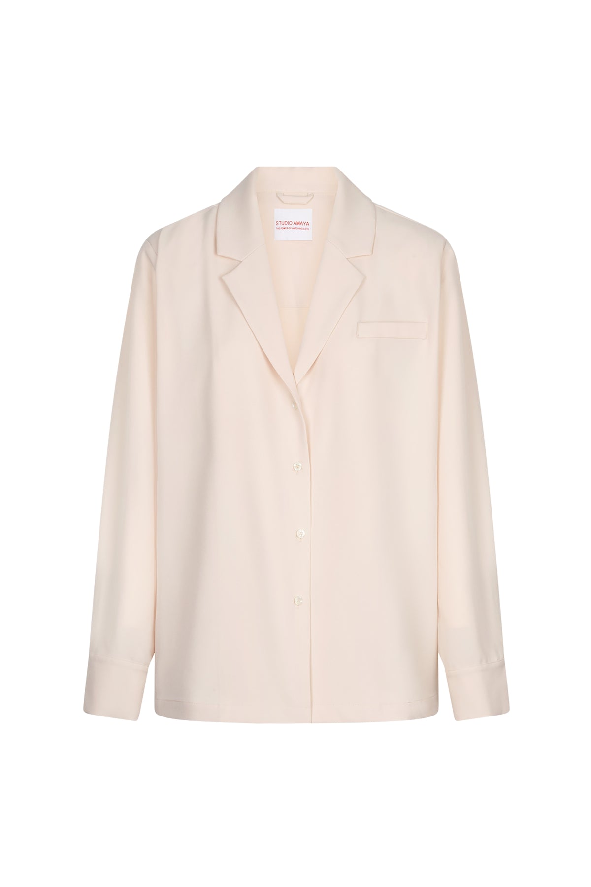 Licht beige blazer Noomi van Studio Amaya, getailleerd met knopen en reverskraag, gedragen door een model.