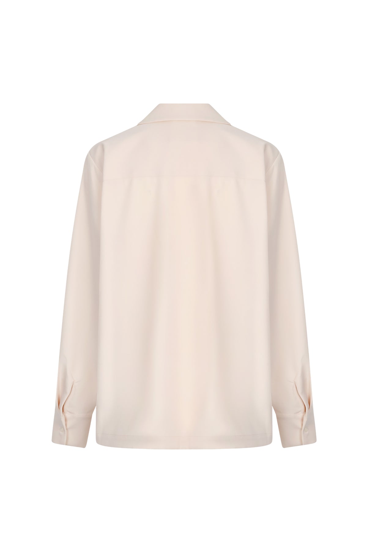 Beige blazer Noomi van Studio Amaya, getailleerd met reverskraag en knoopsluiting, gedragen door een model.