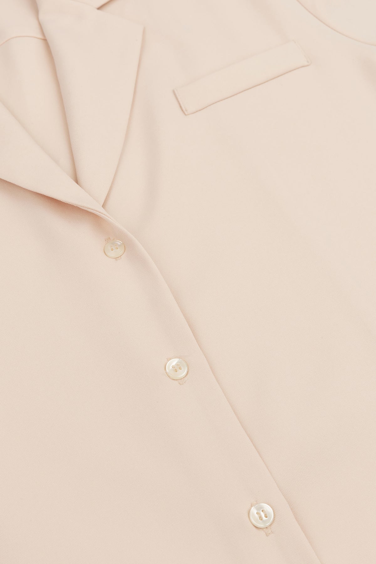 Lichte beige blazer Noomi van Studio Amaya met knopen en reverskraag, gedragen door een model
