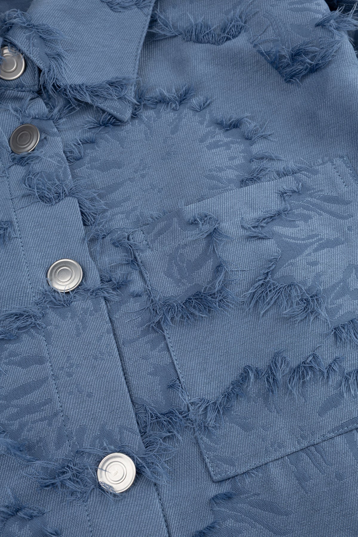 Blouse Storm Blue van Studio Amaya, lichtblauwe top met elegante pasvorm en comfortabele stof, zichtbaar in de afbeelding.