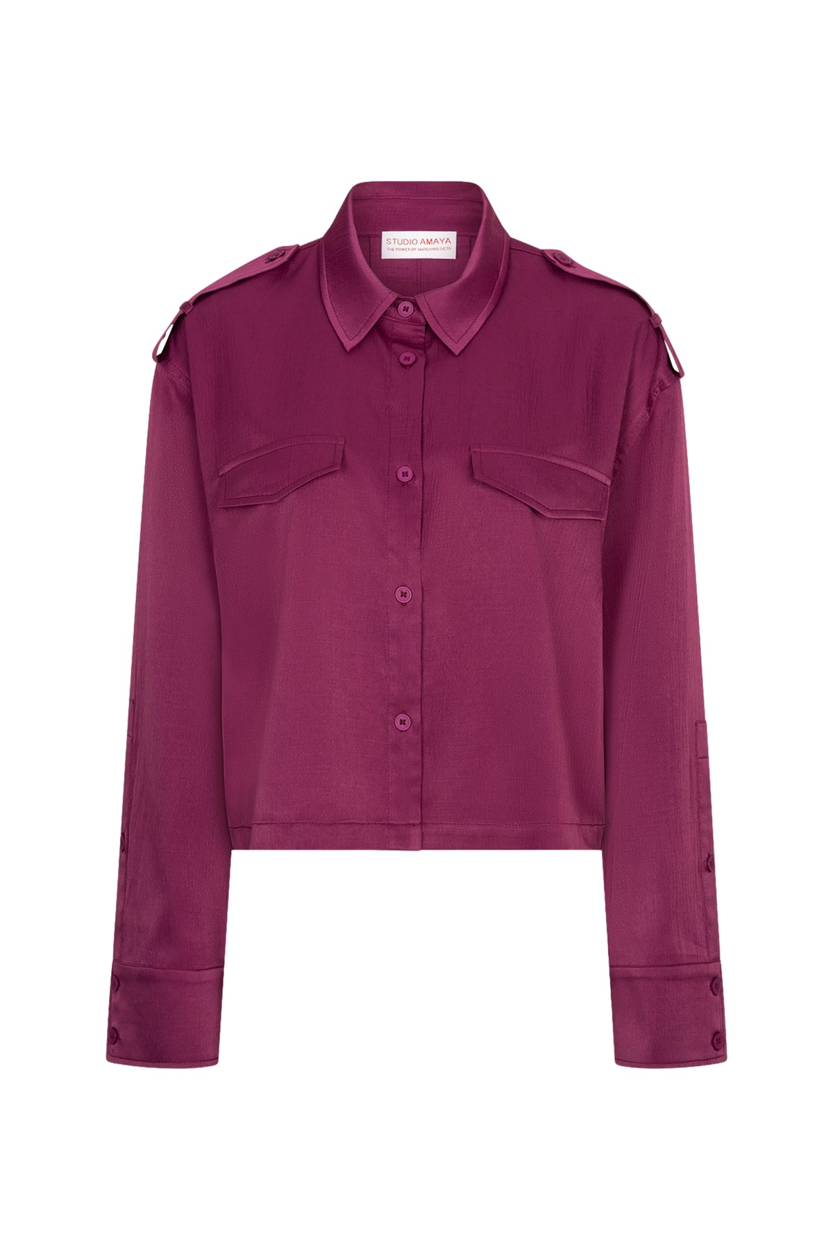 Paars Studio Amaya blouse Zea met lange mouwen en ronde hals, gedragen door een model.