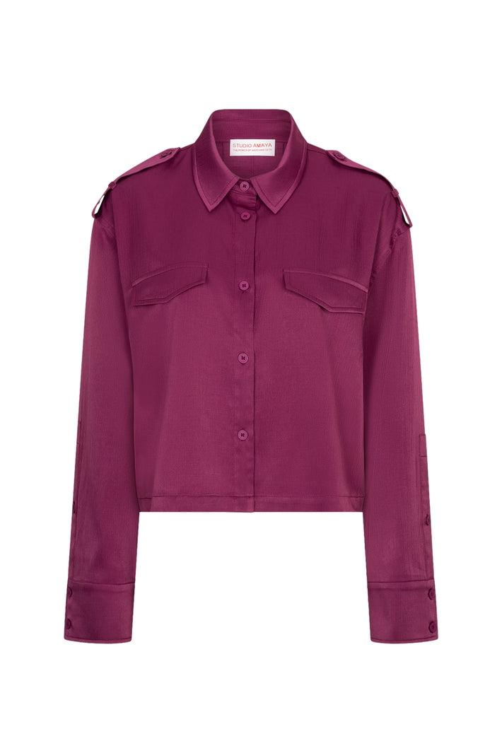 Paars Studio Amaya blouse Zea met lange mouwen en ronde hals, gedragen door een model.