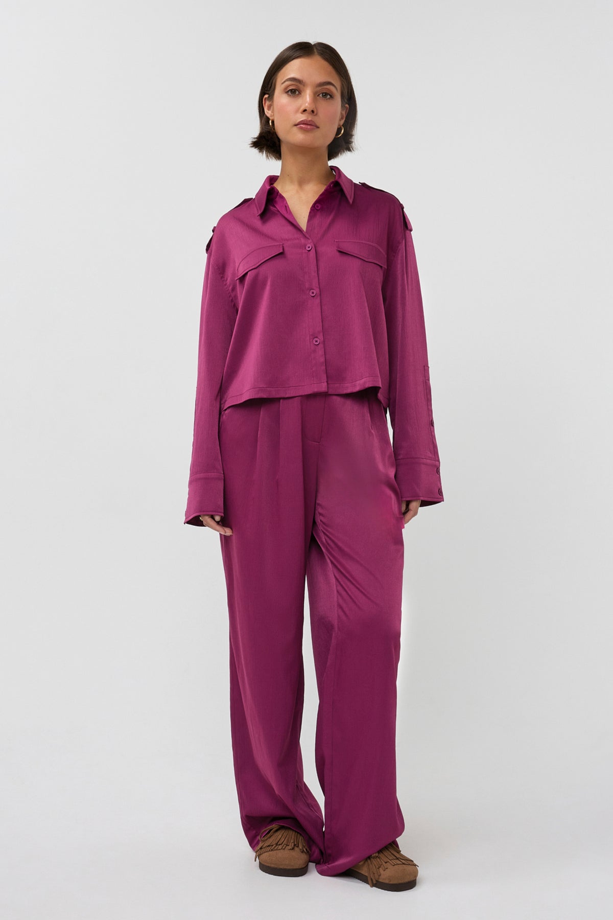 Paars Studio Amaya blouse Zea met lange mouwen en ronde hals, gedragen door een model.