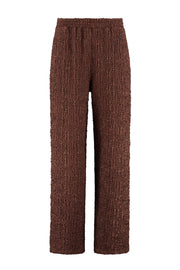 Bruine Hazel broek van Studio Amaya, close-up van de stof en pasvorm, casual en stijlvol damesmode item.