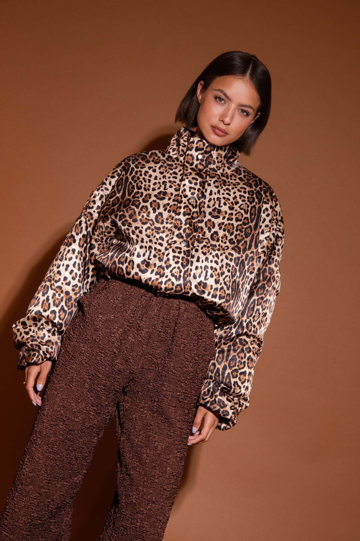 Bruine broek Hazel van Studio Amaya, lage taille en comfortabele pasvorm, zichtbaar op de afbeelding.